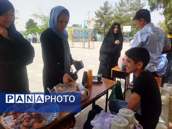 برگزاری جشنواره غذا و بازارچه دانش‌آموزی در دبیرستان نمونه دولتی دانش 