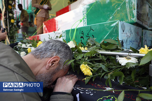 تشییع پیکرهای ۱۰۰ شهید گمنام از مقابل دانشگاه تهران