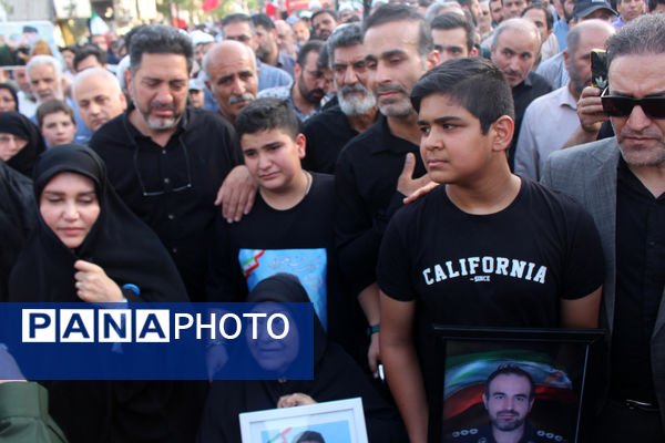 جلوه‌های حماسی از حضور نوجوانان قمی در مراسم تشییع شهدا 
