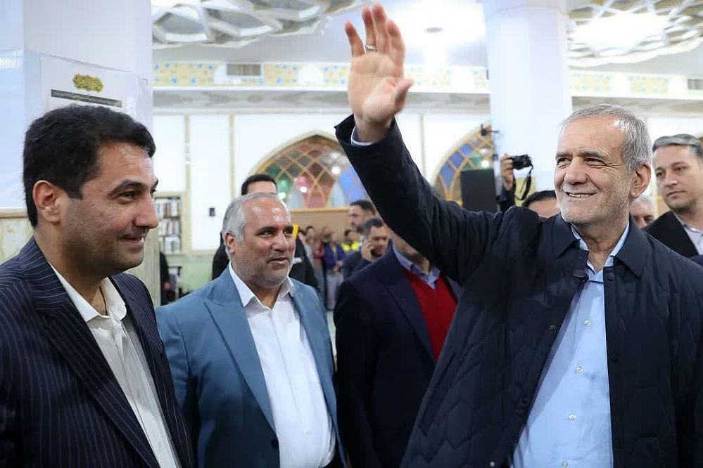 رئیس‌جمهور با خانواده شهدا در پیشوا دیدار کرد