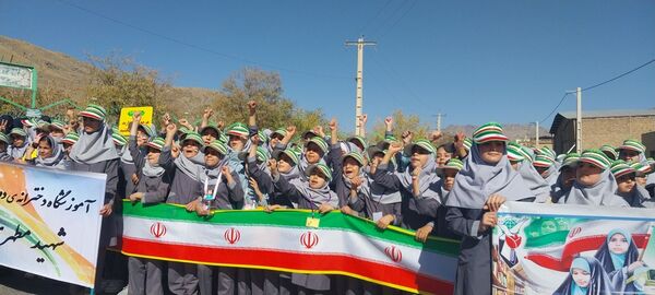 شکوه حضور دانش‌آموزان شهید مطهری در راهپیمایی ۱۳ آبان