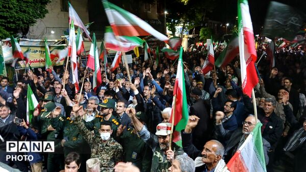  مردم در خیابان‌ها با پرچم ایران، با آرمان‌های انقلاب تجدید پیمان کردند