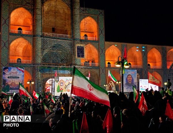 تجمع مردم دارالعباده یزد در حسینیه امیرچخماق با حضور چهره‌های شبکه پویا