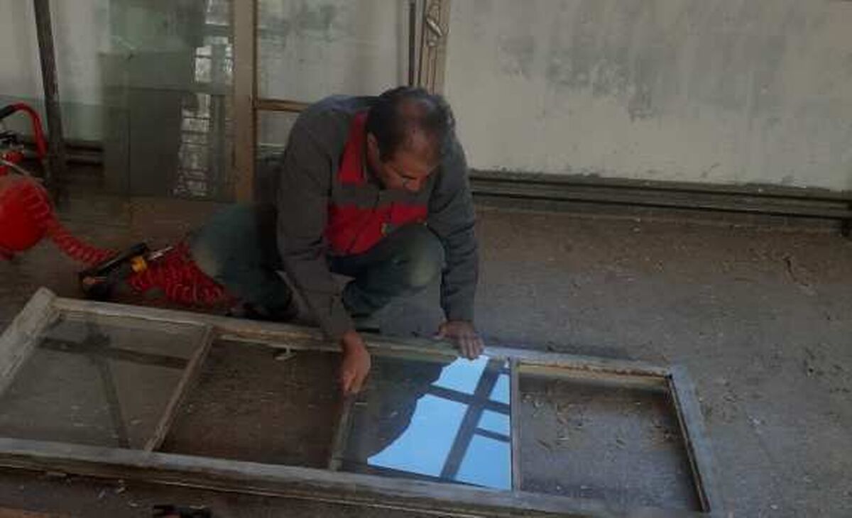 تعمیر و نصب شیشه‌های کتابخانه هنرستان ماندگار صنعتی تبریز با همراهی اولیای هنرستان