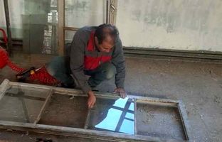 تعمیر و نصب شیشه‌های کتابخانه هنرستان ماندگار صنعتی تبریز با همراهی اولیای هنرستان