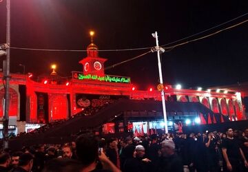 حضور باشکوه عاشقان و دلباختگان امام حسین (ع) در شهر کربلا 