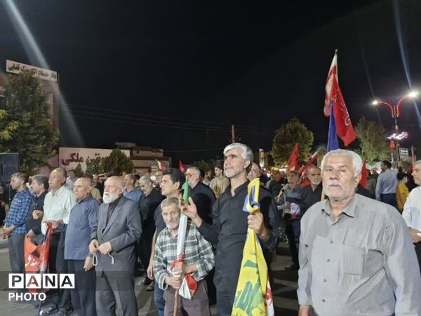 اجرای  سرود حماسی «باید برخاست» توسط دانش‌آموزان پیشتاز ساوجبلاغ