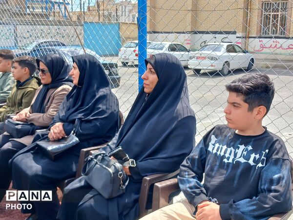 آیین نامگذاری زمین چمن مصنوعی مدرسه بهاءالدین ادب به نام شهید دانش‌آموز ماهان زارعی