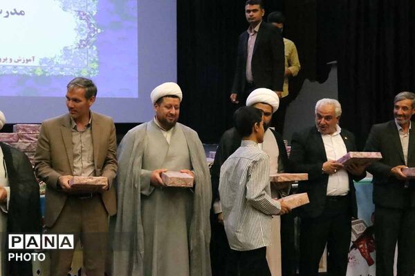تابستانِ پربارِ دانش‌آموزان گرمه‌ای با تجلیل از ۲۲۰ برگزیده به پایان رسید
