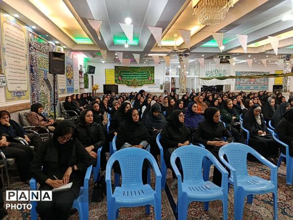 تقویت پیوند مدرسه و خانواده در مناطق محروم تربت‌حیدریه با برگزاری جلسات آموزش خانواده