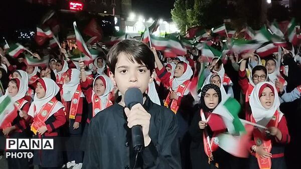 اجرای  سرود حماسی «باید برخاست» توسط دانش‌آموزان پیشتاز ساوجبلاغ