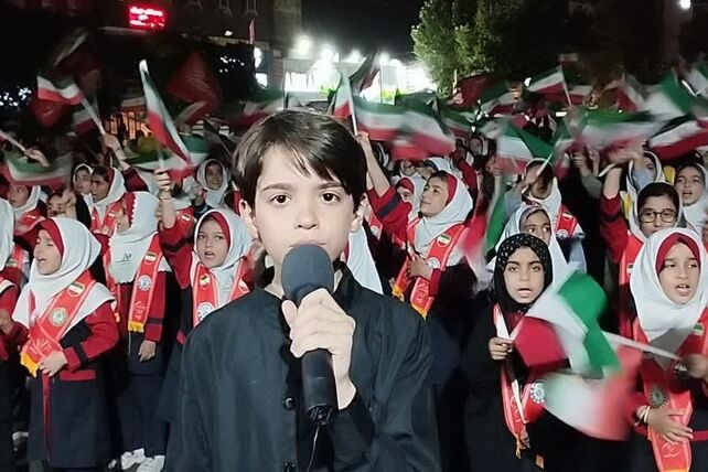 اجرای  سرود حماسی «باید برخاست» توسط دانش‌آموزان پیشتاز ساوجبلاغ