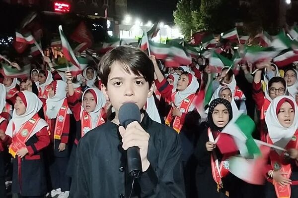 اجرای  سرود حماسی «باید برخاست» توسط دانش‌آموزان پیشتاز ساوجبلاغ