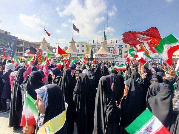 خروش ۱۳ آبان در مشهد؛ دانش‌آموزان، نماد ایستادگی