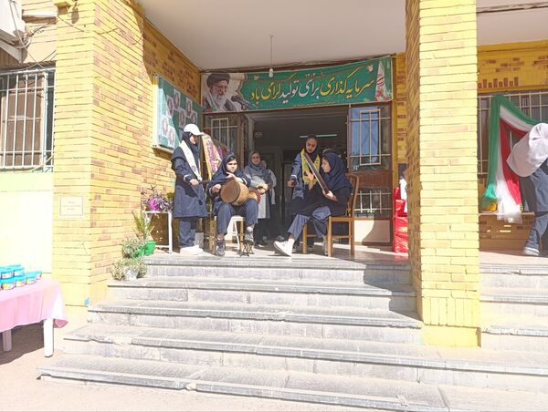 بزرگداشت روز دانش آموز در دبیرستان شاهد قدسیان 