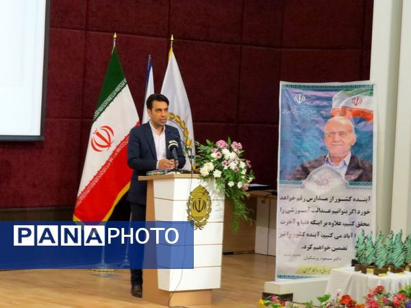 آیین تجلیل از معلمان نمونه استانی در بجنورد