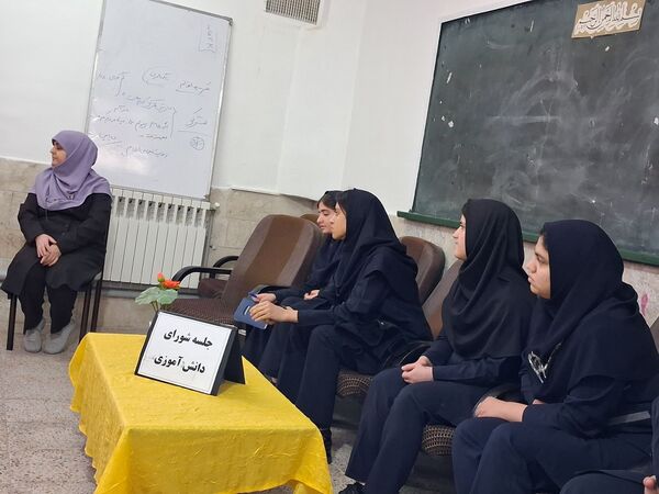 جلسه شورای دانش آموزی فاطمیه؛ از پیشنهاد تا اجرا