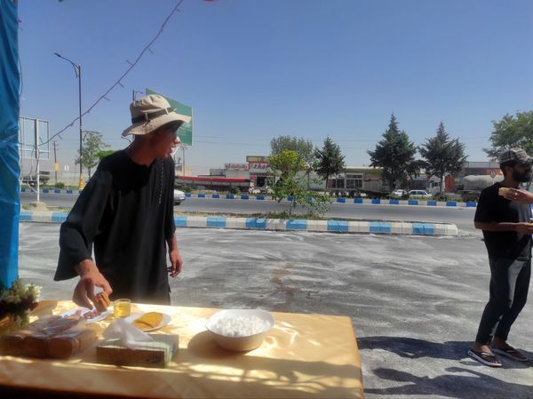 همکاری دانش آموزان خادمیار دبستان ضحی۲ با چایخانه دانش آموزی حضرت رضا(ع) شیروان