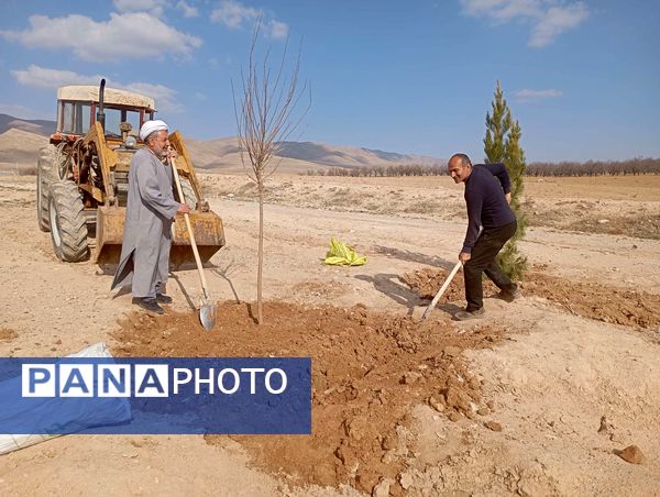 کاشت نهال در آرامستان روستای گزکوه