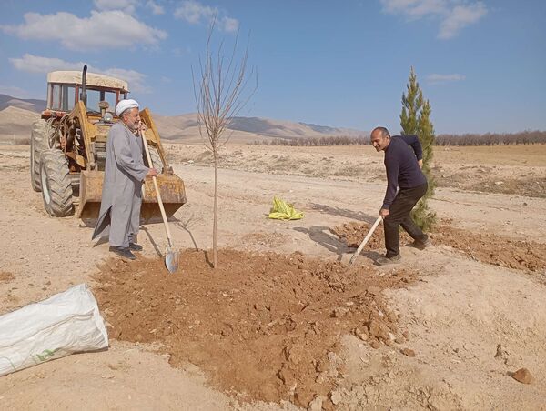 کاشت نهال در آرامستان روستای گزکوه