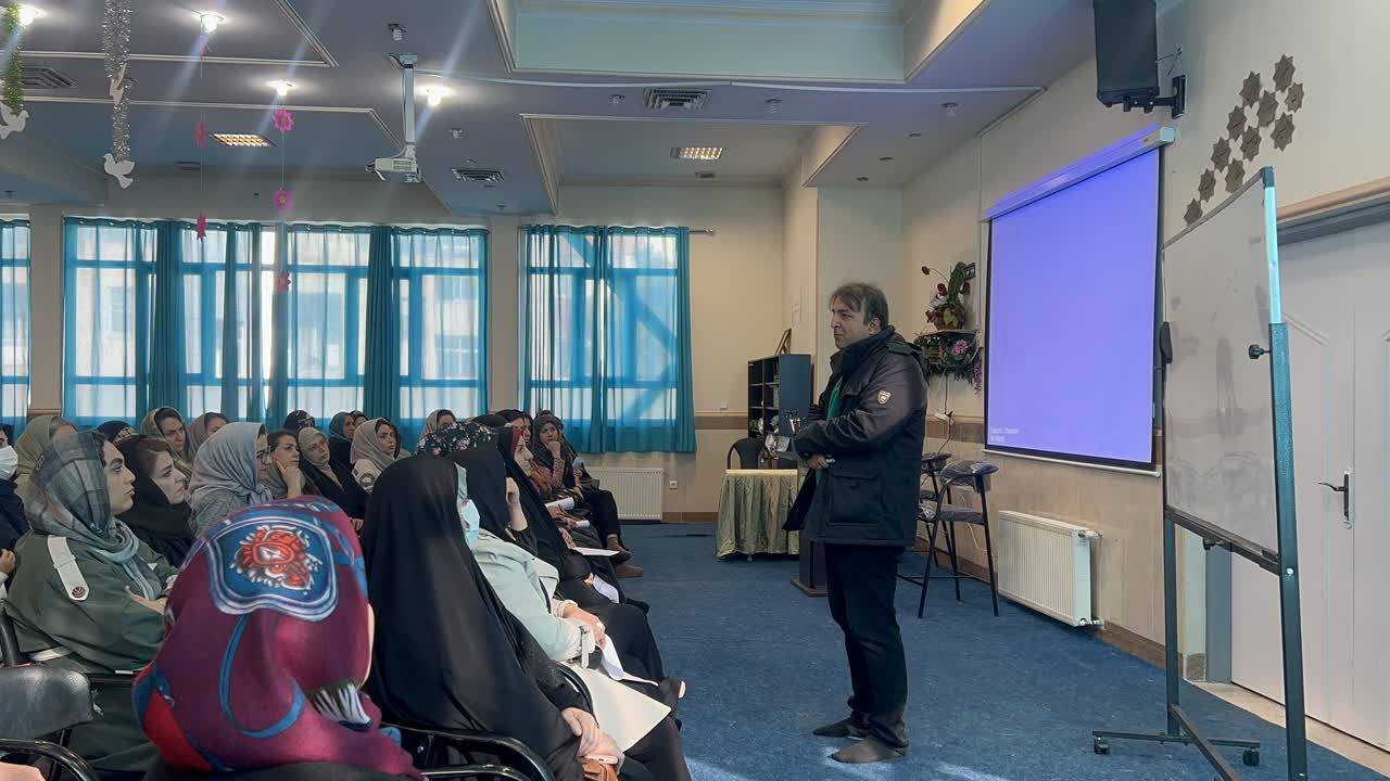 دومین جلسه آموزش خانواده دبیرستان شهید تیمسار فلاحی ناحیه یک کرج 