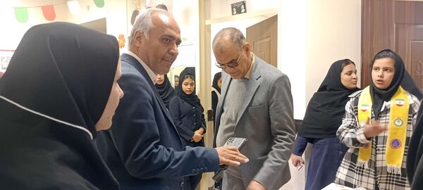 بازدید معاون آموزشی آموزش و پرورش خلیل آباد از بازارچه کار آفرینی جوانه های انقلاب