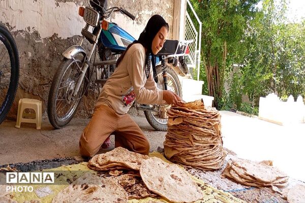 کمک به پخت نان به عشق آقای شهید ایران 