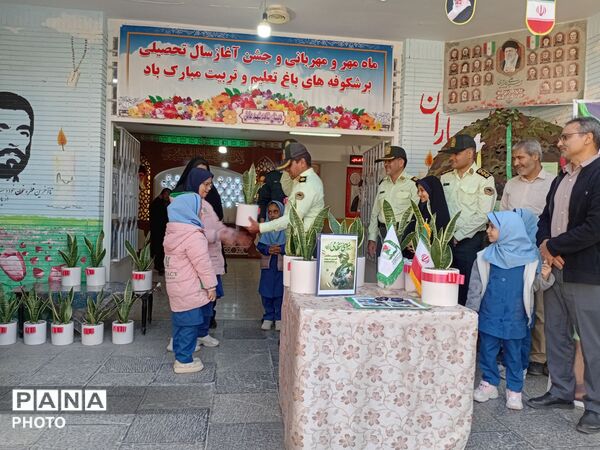 دبستان شاهد شهید عامل میزبان جمعی از نیروهای انتظامی به مناسبت هفته نیرو انتظامی