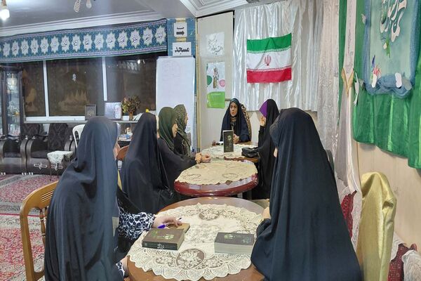 نشست کتابخوانی با موضوع «خون دلی که لعل شد» در قم
