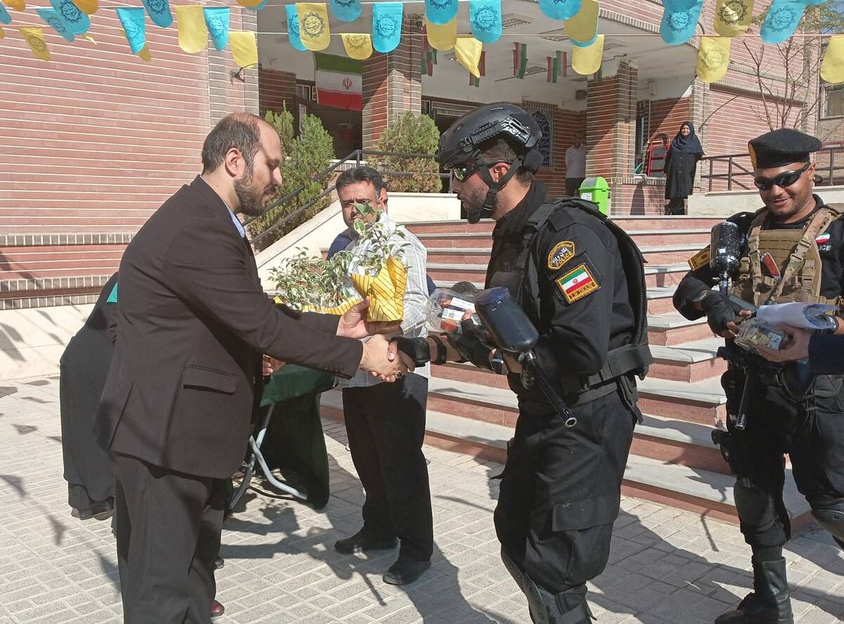 گرامیداشت روز نیروی انتظامی در مدرسه کاوه آهنگر