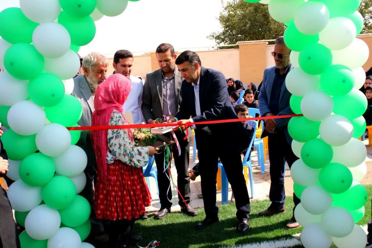 زمین چمن مصنوعی آموزشگاه روستای مؤمن‌آباد افتتاح شد