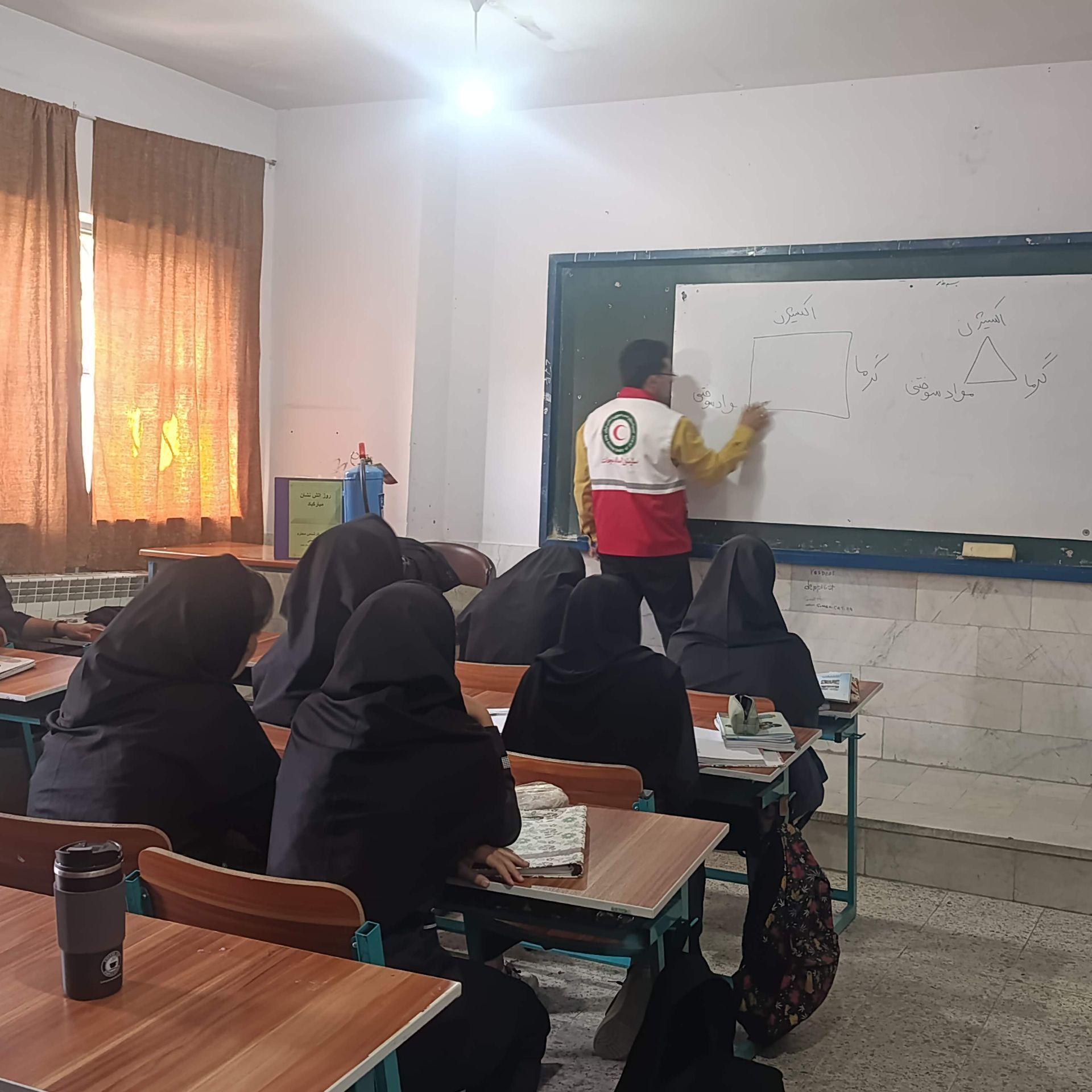 مهارت‌ استفاده از کمک‌های اولیه باید مثل خواندن و نوشتن، بخشی از آموزش پایه دانش‌آموزان باشد