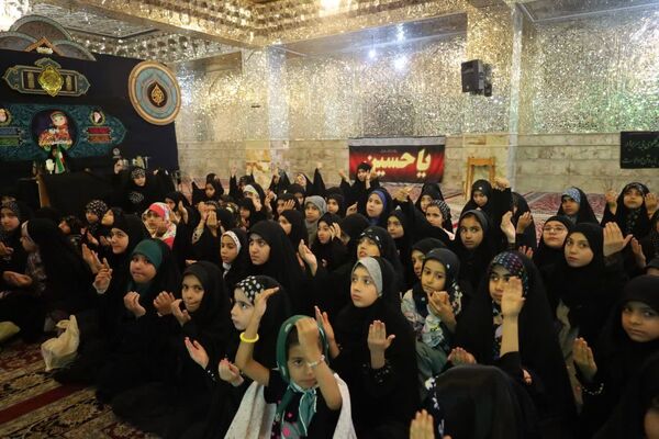  دورهمی دختران با قرائت سوره مبارکه فتح در رواق دارالذکر سومین حرم اهل بیت (ع)