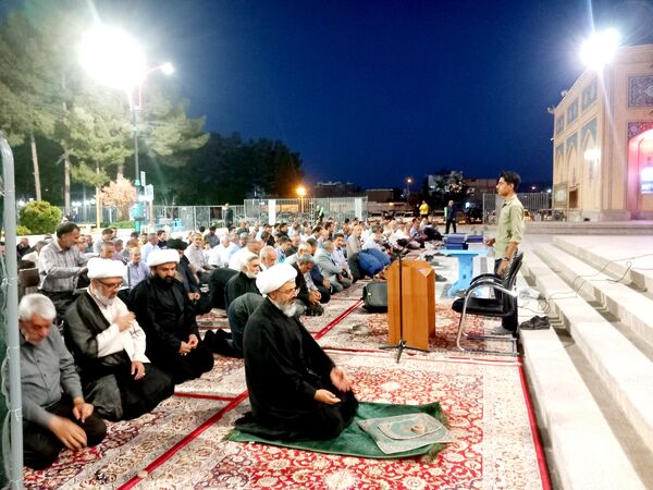 برپایی نماز جماعت در آرامگاه شهید مدرس 