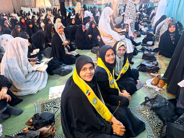 حضور پرشور دانش‌آموزان عضو سازمان دانش‌آموزی در نمازجمعه اصفهان