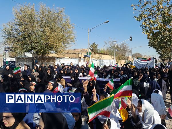 حضور دانش آموزان و آحاد مردم شریف منطقه رضویه در راهپیمایی 13آبان