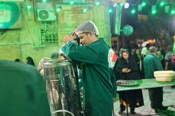عطر ارادت در چایخانه حضرت زهرا (س)؛ جشنی به وسعت یک امت