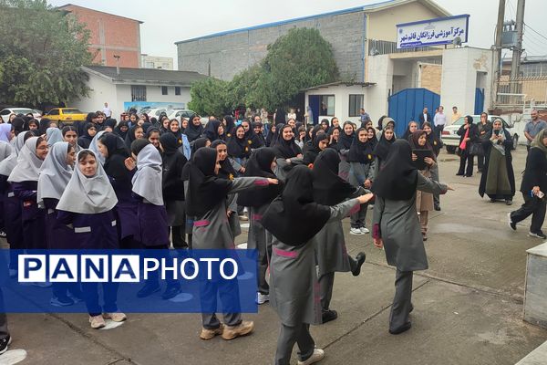 گرامیداشت هفته دفاع مقدس و آغاز سال تحصیلی در دبیرستان فرزانگان قائمشهر