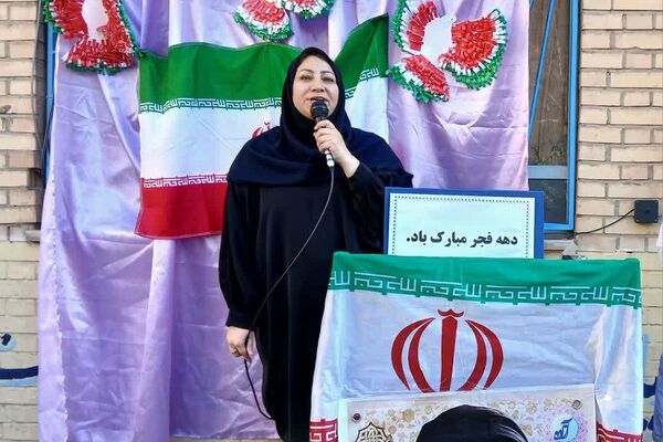 جشن دهه فجر در دبیرستان آزاده رودهن 