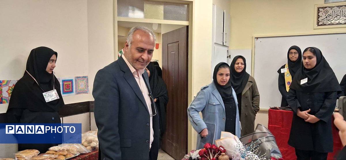 بازدید معاون آموزشی آموزش و پرورش خلیل آباد از بازارچه کار آفرینی جوانه های انقلاب