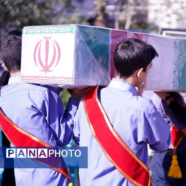 تشییع پیکر شهید تازه تفحص شده در دبیرستان پسرانه شیخ صدوق و اداره آموزش و پرورش ناحیه یک اصفهان 