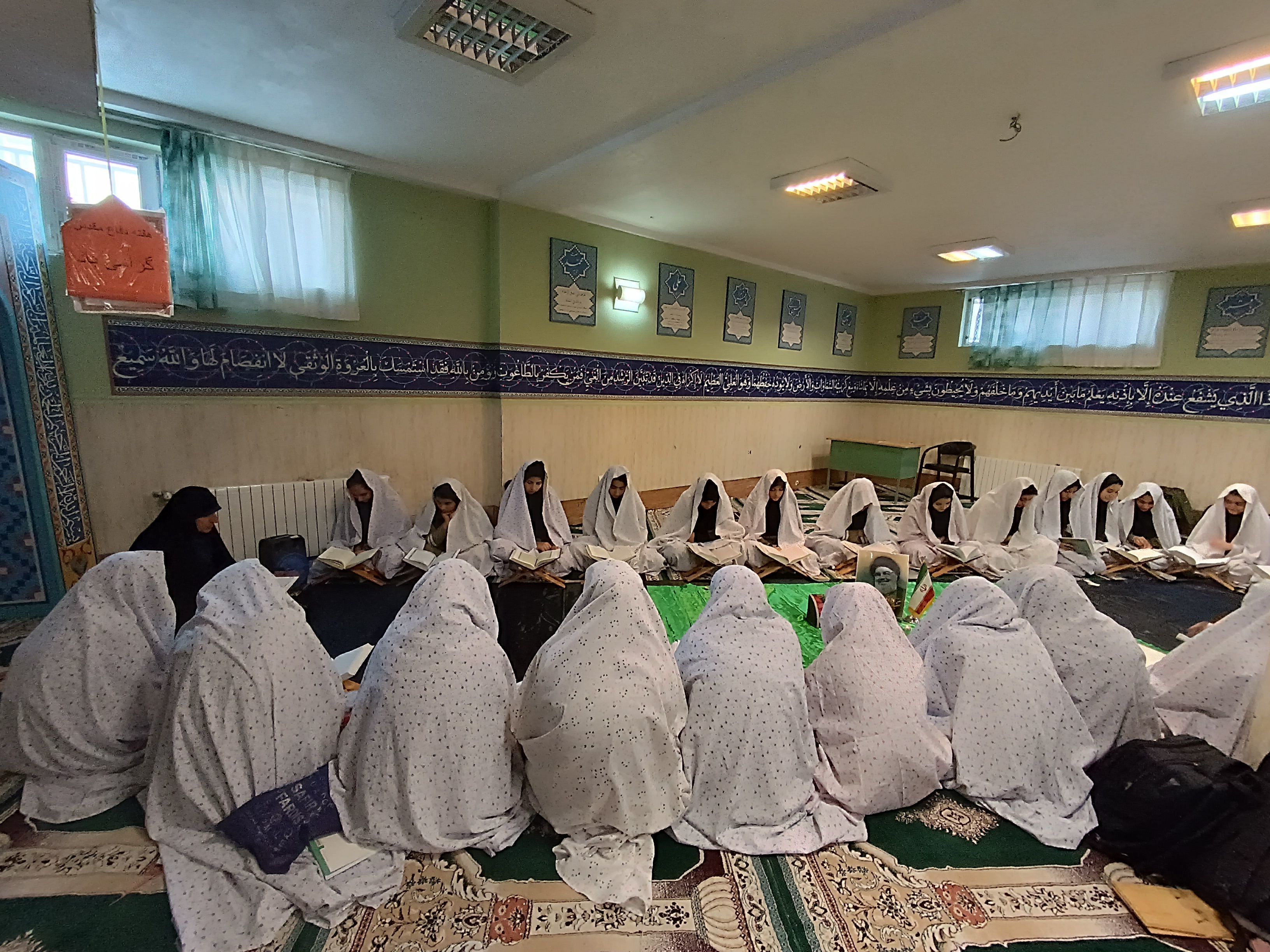 برگزاری محفل انس با قرآن در دبیرستان شهدای اقتدار ملارد با یاد و نام سیدحسن نصرالله