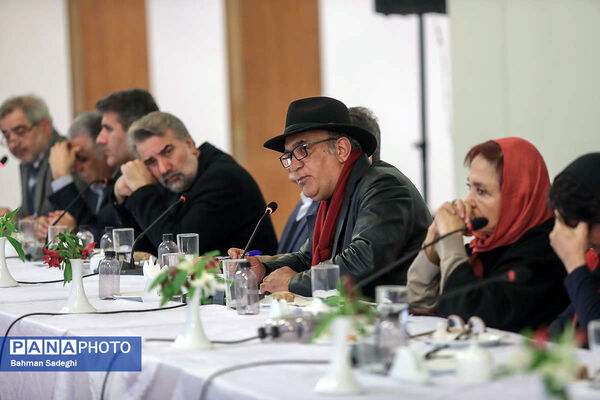 نشست معاون اول رئیس جمهور با جمعی از هنرمندان موسیقی، تئاتر و هنرهای تجسمی