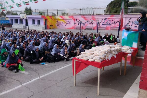 طنین شادی دانش آموزان در برپایی جشن به مناسبت سالروز ولادت امام زمان (عج)