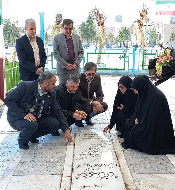 ادای احترام رییس سازمان ملی پرورش استعدادهای درخشان کشور به مزار شهید لطفی نیاسر در قم