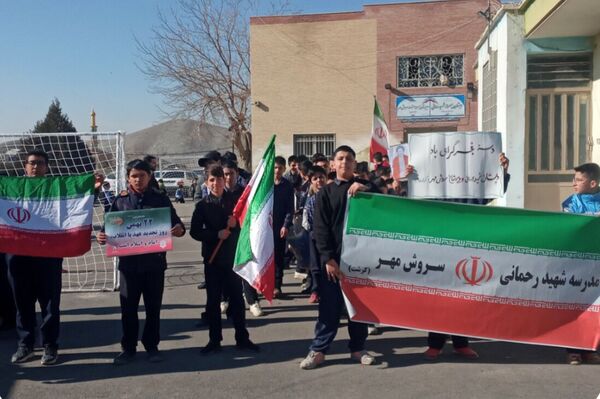 شور و نشاط دانش‌آموزان مدارس منطقه پردیس در جشن‌های دهه فجر انقلاب اسلامی 