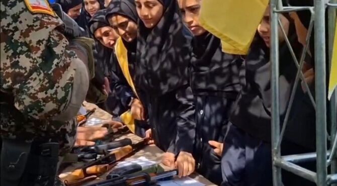 بازدید دانش‌آموزان شهر آوه از نمایشگاه تجهیزات نظامی 