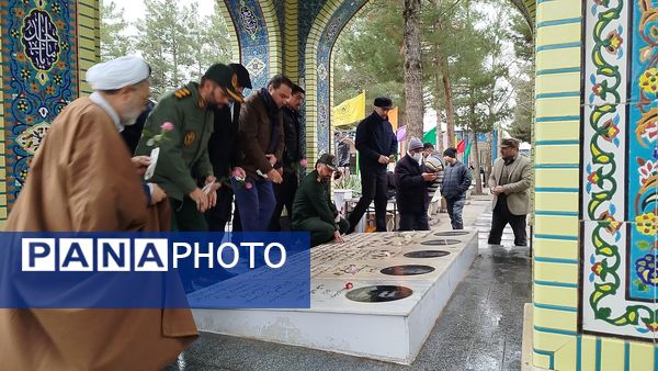 غبار روبی و عطر افشانی گلزار شهدا  در نیشابور 