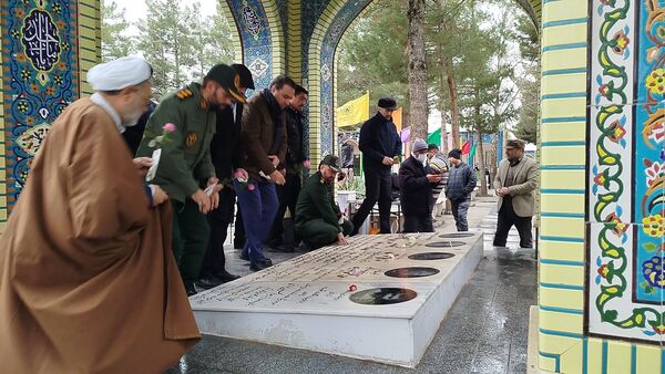 غبار روبی و عطر افشانی گلزار شهدا  در نیشابور 