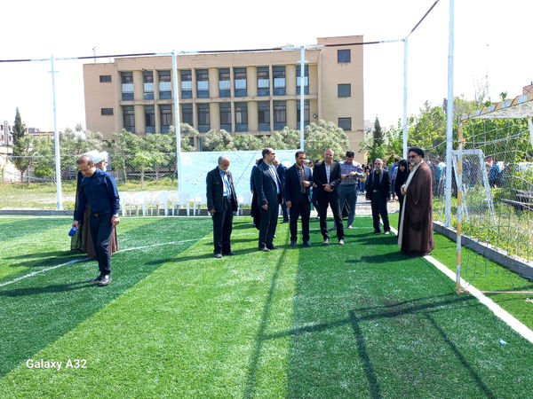 بهره‌برداری از زمین چمن مصنوعی مدرسه «بهار نور معرفت» در قم